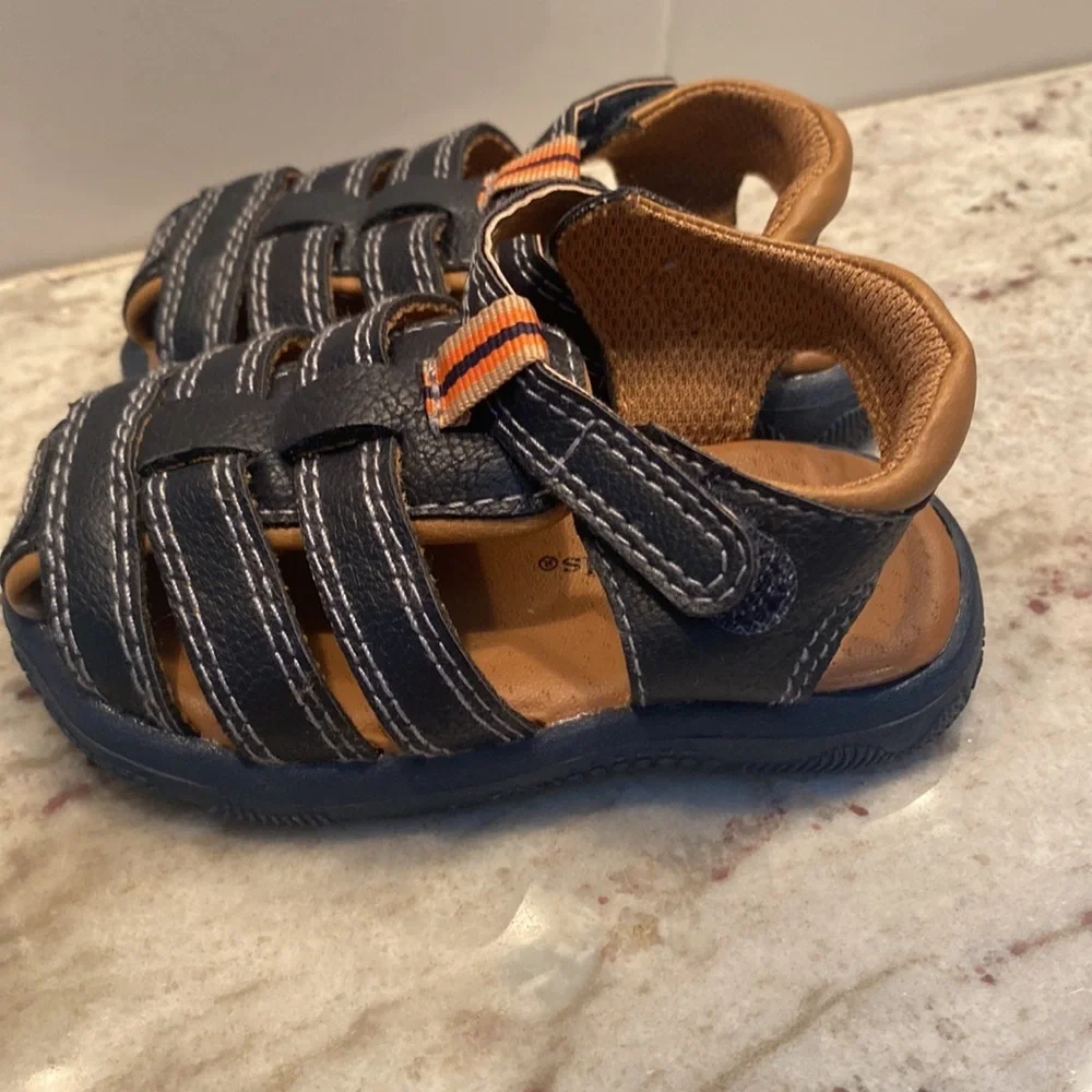 Koala kids size 3 navy sandals  with Velcro closure.  Excellent condition